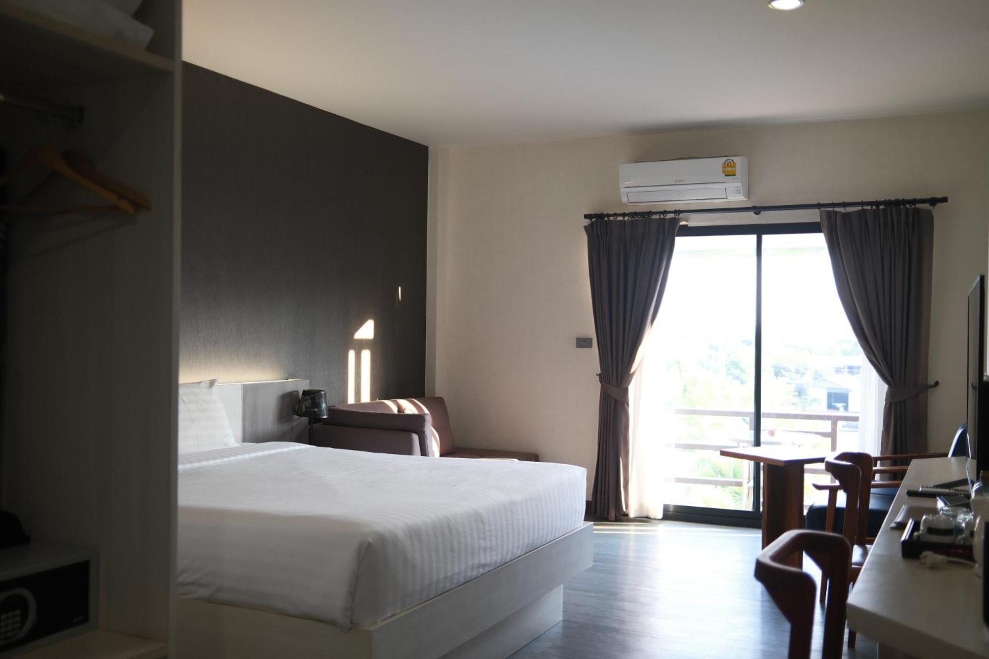 Socool Grand Hotel Nang Rong Екстериор снимка